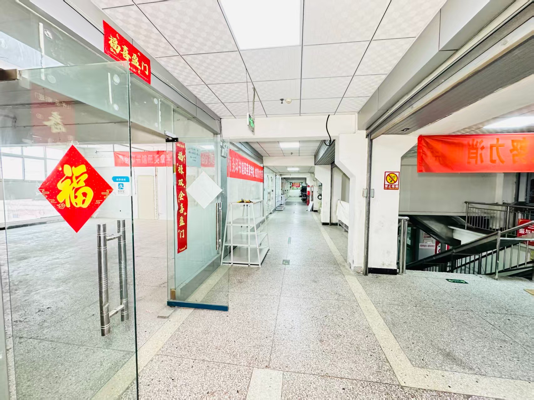 MOCO1885商铺灵活办公空间，满足企业不同发展阶段需求 ✨ 商业配套完善，助力企业快速成长 ✨ AI产业资源链接，共建创新生态 ✨ 办公、展示、运营一体化空间  现在入驻，抢占AI产业发展新赛道！_COPY